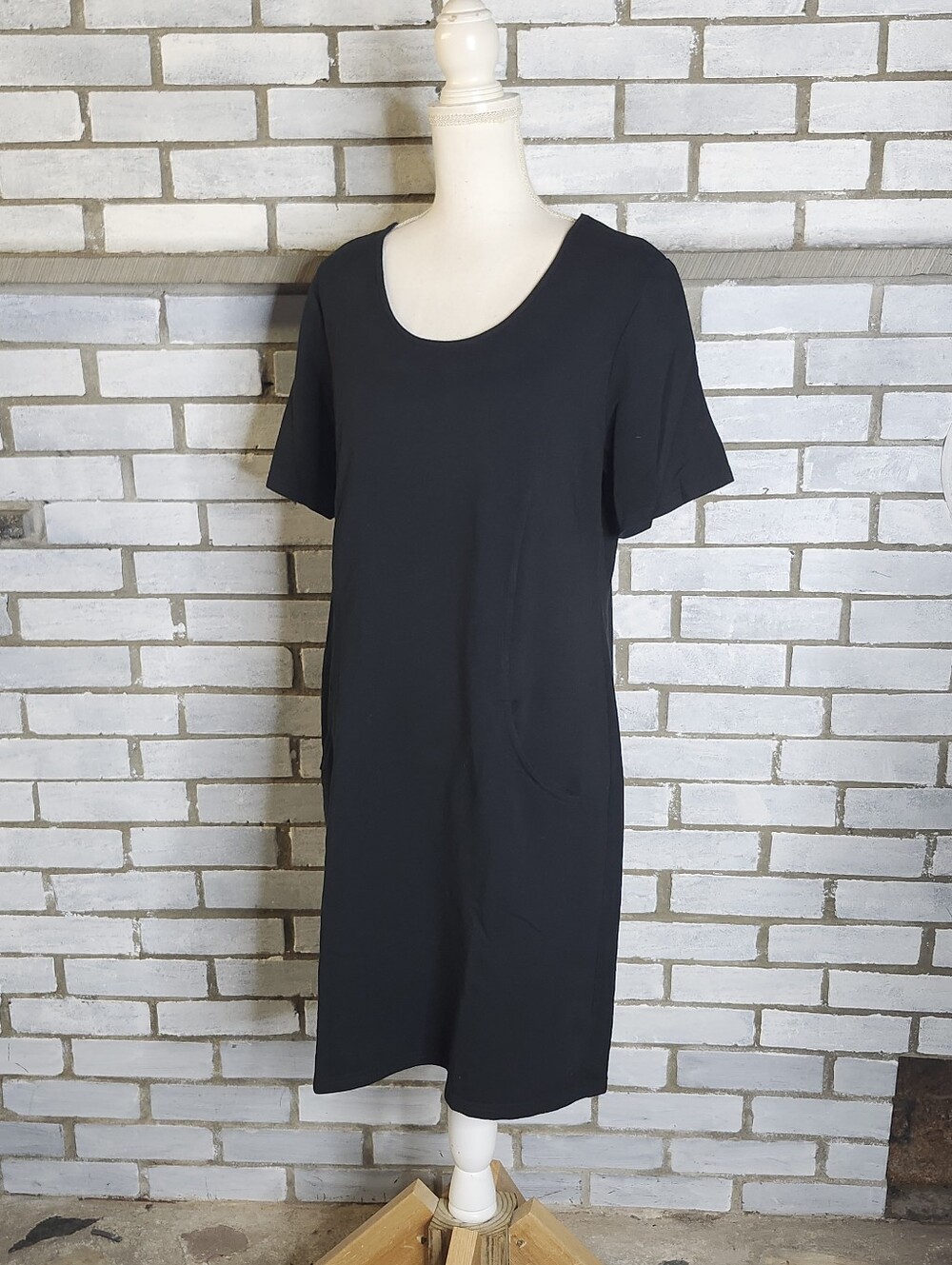 • D & Co Women’s Short Sleeve Shift T-Shirt Dress Medium Black Pockets Cotton